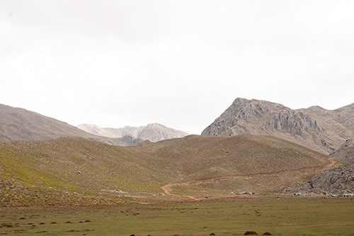 Blick von Hochebene auf Berg in der Ferne